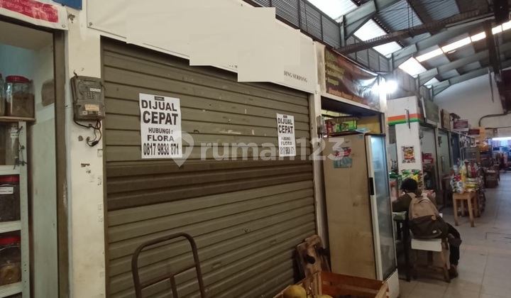 Bustling Kiosk Surrounded by Clusters in Paramount Gading Serpong Market