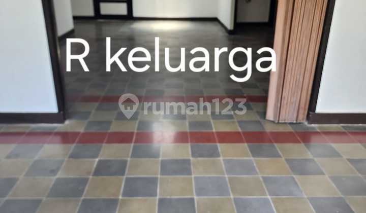 Selling a Well-Maintained, Strategic House in Sayap Pajajaran, Bandung City 2