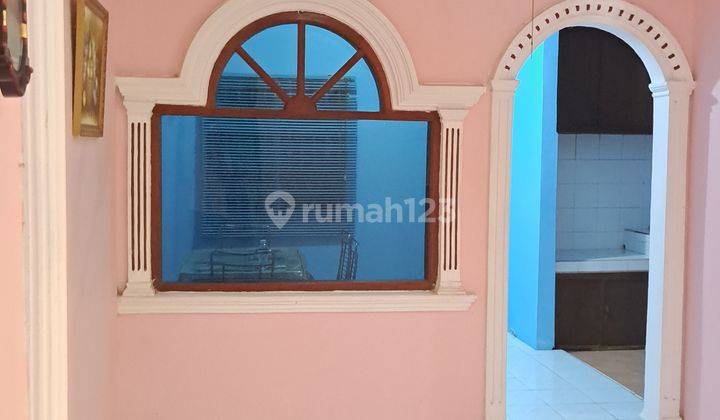 ruang tamu rumah 2 lantai dijual murah