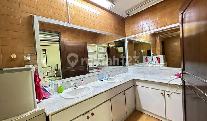 Dream Home for Sale in Menteng, Strategic and Comfortable Location 2