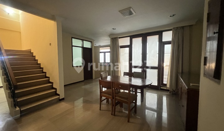 Disewakan Rumah mewah 3 Lantai di Menteng Lokasi Strategis 2