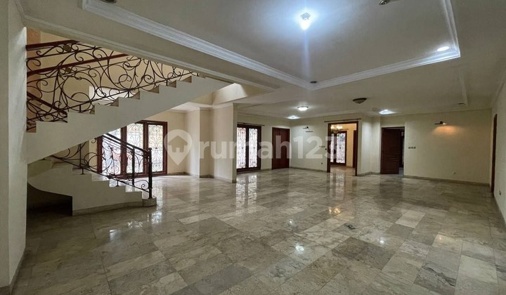 Disewakan Rumah Mewah di Kebayoran Baru Lokasi Strategis