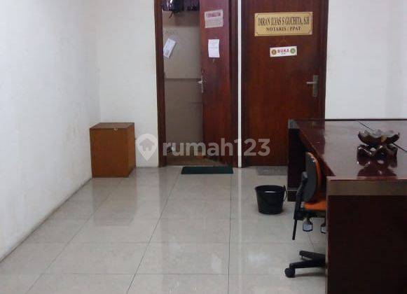 Gedung 4 Lantai + 1 Lift , di Jl Soeroso 1