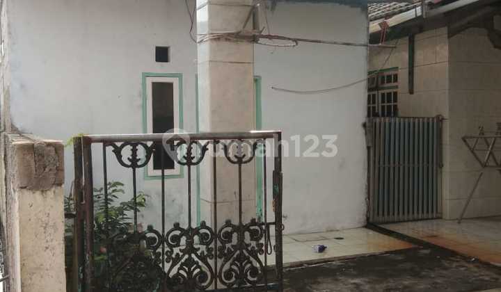 House in Kaliabang Tengah, Bekasi, including a 4-door rental unit.