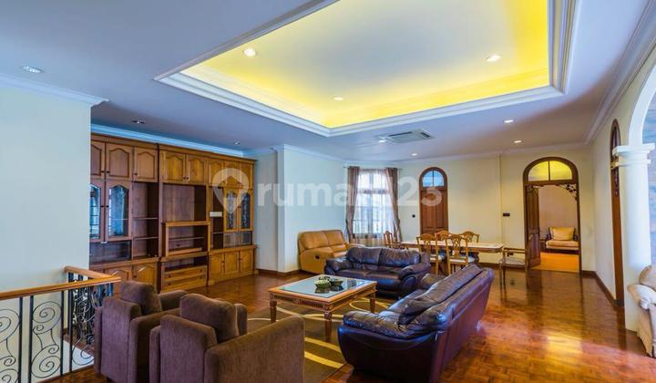 Rumah Cantik,ada Pool,lokasi Tenang Di Menteng