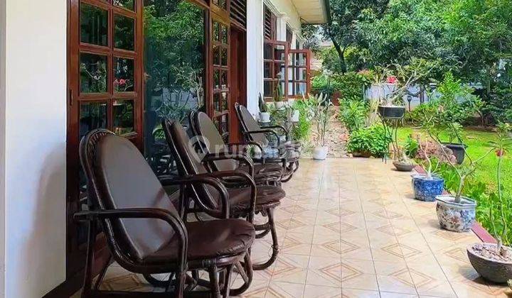 Rumah Vintage Bagus Terawat Banyak Taman Terletak di Hoek, Menteng, Jakarta Pusat 1