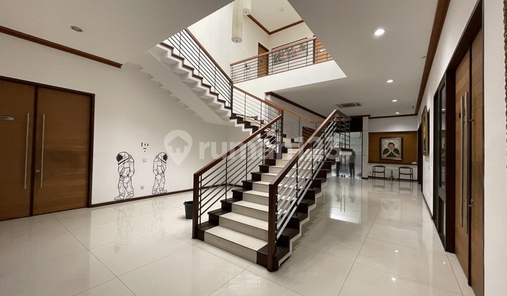 Rumah Dijual Cocok Untuk Kantor, Bergaya Modern, 2 Lantai di Menteng, Jakarta Pusat