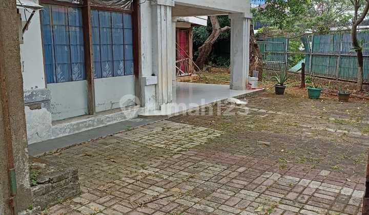 Rumah Vintage Dijual, Asri Banyak Pepohonan, Parkiran Luas, Halaman Bisa Untuk Berkebun, Semi Furnished, SHM di Menteng, Jakarta Pusat