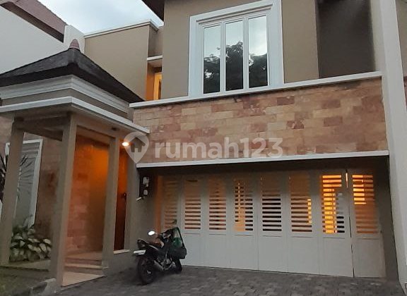 Rumah Siap Huni Bagus Modern Semi Furnished Ada Kolam Renang dan Taman di Kemang, Jakarta Selatan