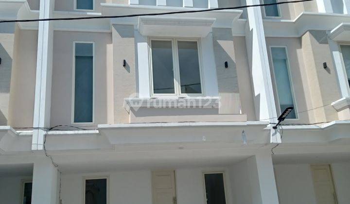 Dijual Rumah 3 Lantai SHM di Dharmahusada Indah Barat Surabaya 1