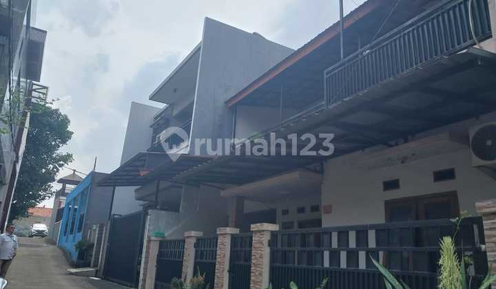 Rumah 2 Lantai SHM Dijual Cepat, Dekat Gerbang Tol Petukangan 2