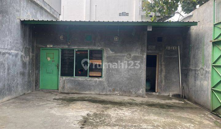 Gudang Akses Container, Trailer, Wingbox Terletak Di Jalan Raya Dekat Pintu Tol 2