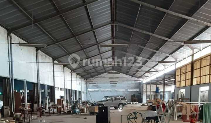 Gudang & Pabrik ( Zona Merah Industri ) Lebar Depan : +/- 40 Meter, bisa Diakses Container 40 Feet, Dekat Pintu Tol, Terletak di Tepi Jalan Raya