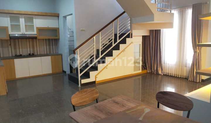 Rumah Cluster Fully Furnished 2 Lantai Tengah Kota Solo Dengan Carport 2 Mobil 2
