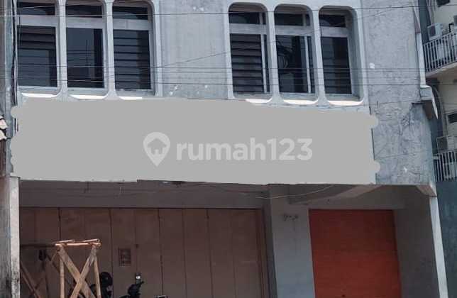 Ruko 3 Lantai Tepi Jalan Raya Ramai di Tengah Kota Solo ( Area Pertokoan, Perdagangan & Kuliner ) Dekat Jalan Raya Slamet Riyadi