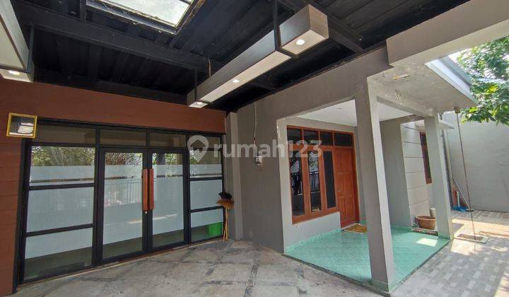 RUMAH 2 LANTAI SEMI FURNISHED JAJAR DEKAT MANAHAN 2