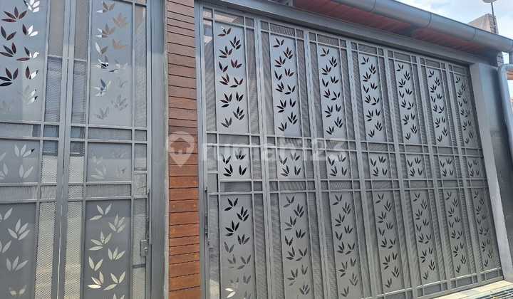 Rumah Mewah 1,5 Lantai Solo Baru Dengan Pagar Cutting Laser Minimalis Modern
