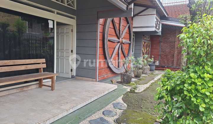 Rumah Besar 2 Lantai Nuansa Etnik Posisi Hook Area Sumber, Banjarsari, Tengah Kota Solo, Area Parkir Luas bisa untuk 10 Mobil ( Dekat Pintu Tol )