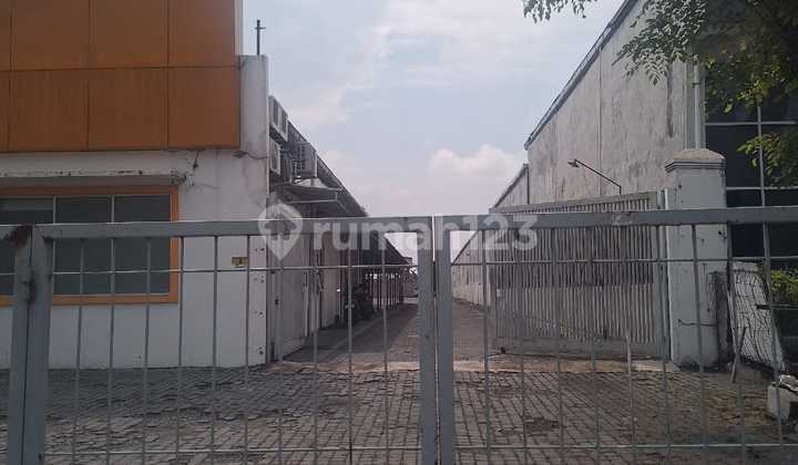 Shop House (Commercial Space Building) on a Busy Main Road Side Accessible by Container Trucks, Trailer Trucks, Wingbox Trucks. Shop House (Commercial Space Building) on a Busy Main Road Side Accessible by Container Trucks, Trailer Trucks, Wingbox Trucks.