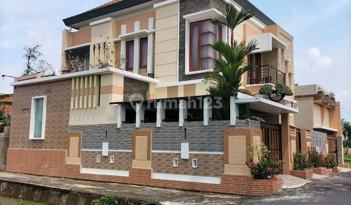 Rumah Mewah 2 Lantai Dengan Balkon & Pagar Tembok Di Colomadu 1