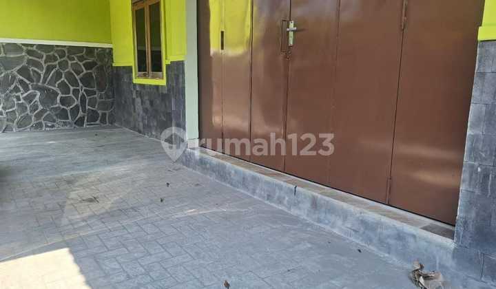 Two-Story Shop House by the Main Road in Downtown Solo 2