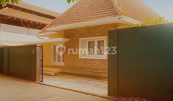 Rumah Mewah Fully Furnished 1 Lantai Dengan Garden Taman Di Tepi Jalan Raya Ramai Tengah Kota Solo