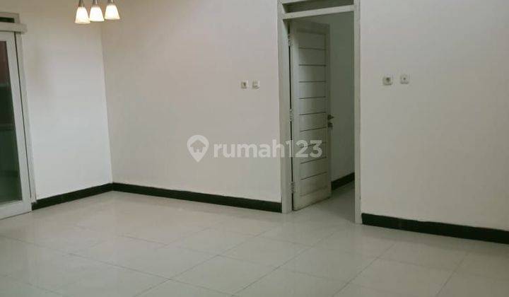 Rumah 2 Lantai Minimalis Modern Tengah Kota Solo Berpagar & Balkon Lantai 2 2