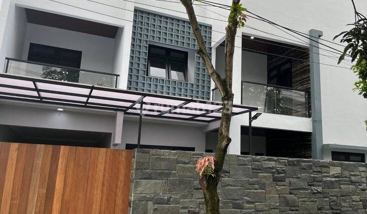 Rumah Mewah 2 Lantai Minimalis Modern Dengan 2 Balkon Depan Di Tengah Kota Solo  2