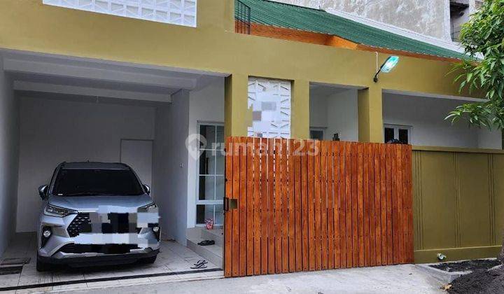 Rumah 1 1/2  Lantai  Tengah Kota Solo Dengan Pagar Minimalis  1