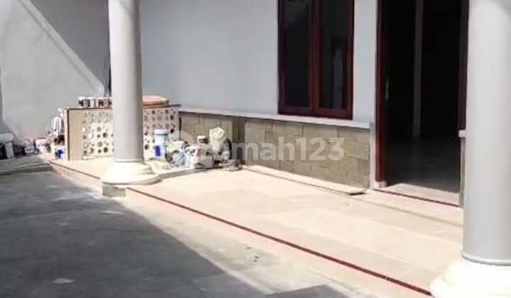 Rumah 2 Lantai Tepi Jalan Raya Tengah Kota Solo Dekat Pasar Gedhe