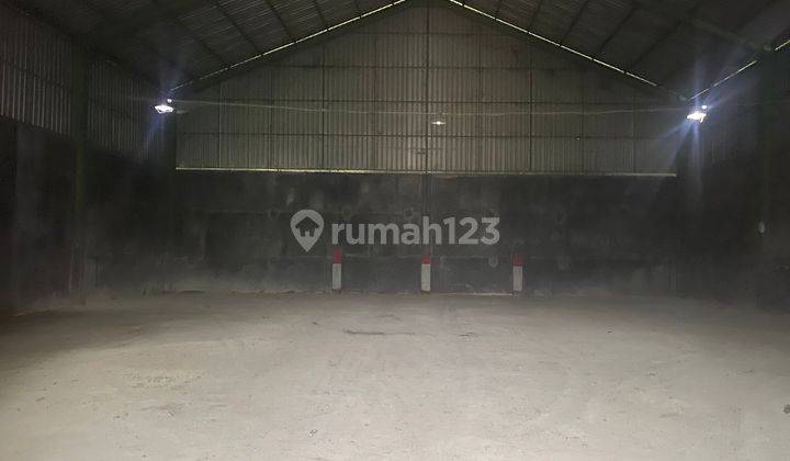 Gudang Akses Container, Trailer, Wingbox Terletak Di Jalan Raya Dekat Pintu Tol 1