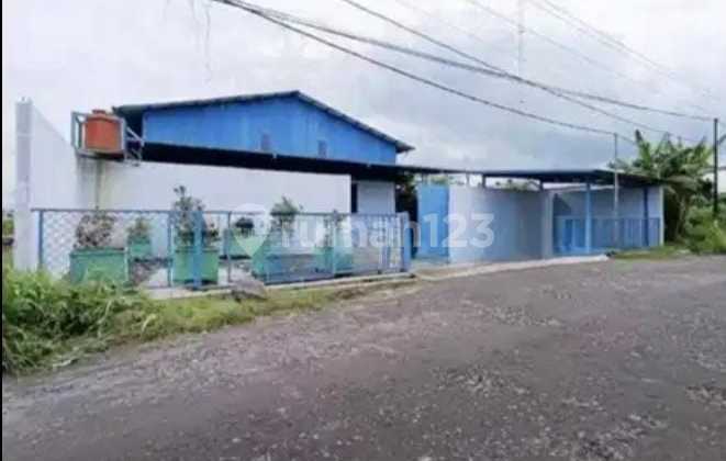 Gudang Akses Container 40 Feet dengan Loading Dock Lebar Depan +/- 30 Meter di Area Pergudangan Telukan Dekat Solo Baru