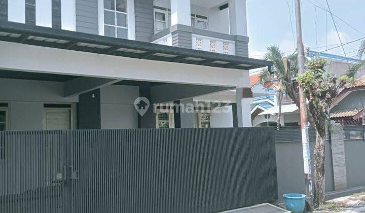 Rumah 2 Lantai Minimalis Modern Tengah Kota Solo Berpagar & Balkon Lantai 2 1