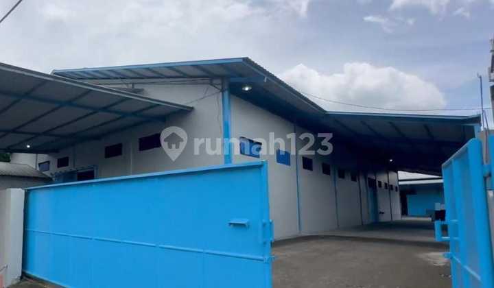 Gudang bisa untuk Produksi ( Pabrik / Industri ) Terletak di Zona Merah Industri ( Bentuk Mengantong dengan Lebar Depan 28 Meter & Lebar Belakang 45 Meter ), Jalan bisa di Akses Truck Container 40 Feet. 15 Menit Dari Pintu Tol, Lantai Cor