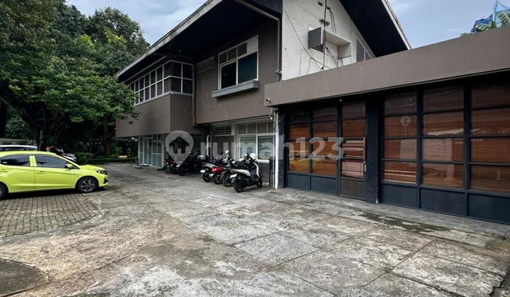 Gedung Kantor 1017m2 Pinggir Jalan Raya Area Komersial Kebayoran