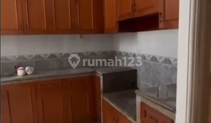 Quick sale of ready-to-occupy house in Kelapa Gading.