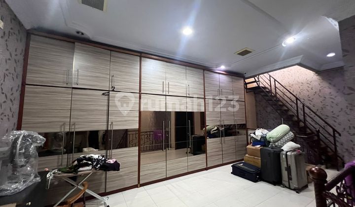 For sale ready-to-occupy semi-furnished house in Sunter, wide road. For sale ready-to-occupy semi-furnished house in Sunter, wide road.