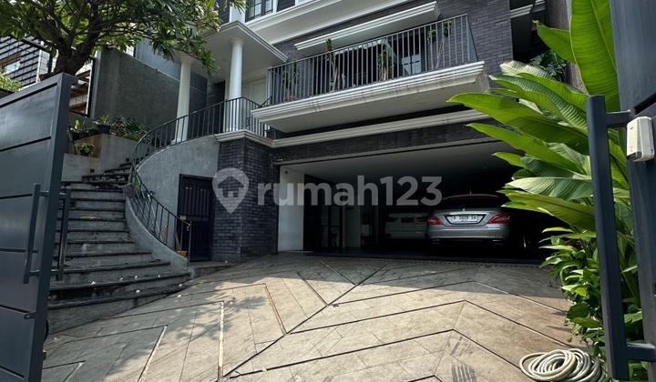 Rumah Modern French Country Style di Jl Cibulan, Senopati, Kebayoran Baru