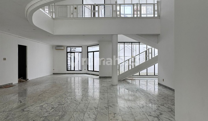 RUMAH MENARIK DEPAN TAMAN di CINIRU, SENOPATI, KEBAYORAN BARU