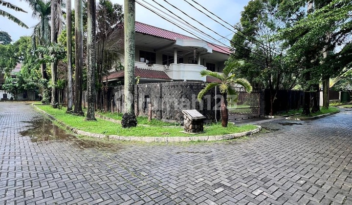 RUMAH HOEK DALAM KOMPLEK di SIMPRUG GOLF, KEBAYORAN LAMA, JAKSEL