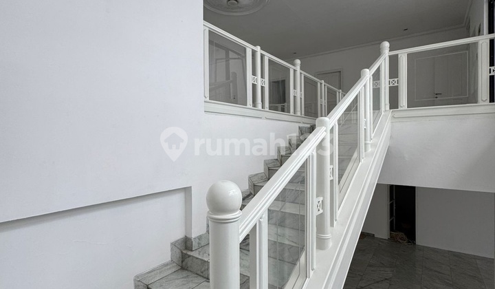 RUMAH MENARIK DEPAN TAMAN di CINIRU, SENOPATI, KEBAYORAN BARU 2