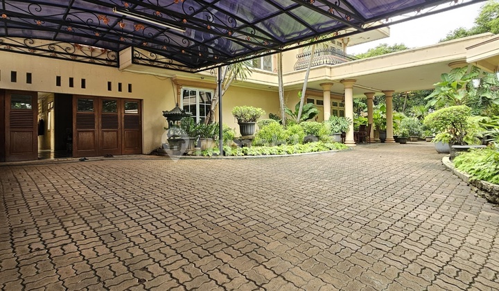 HOEK CORNER HOUSE on Tirtayasa Street, Melawai, Kebayoran Baru, South Jakarta