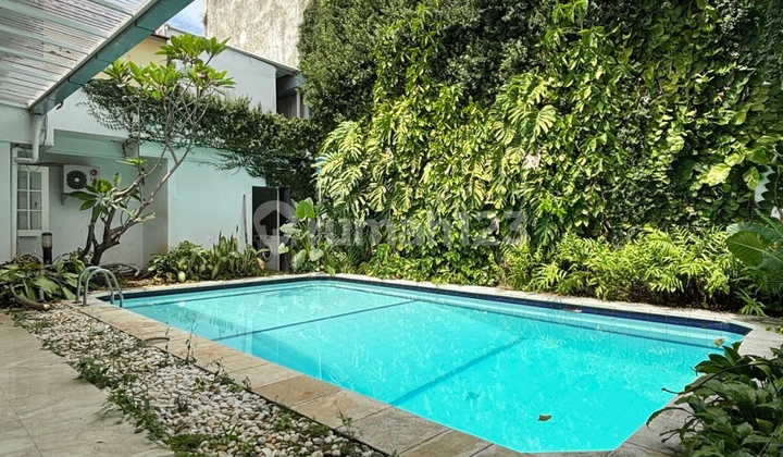 RUMAH STRATEGIS di WIJAYA MELAWAI, KEBAYORAN BARU  