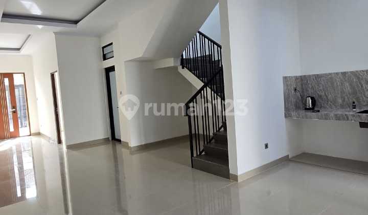 Disewa Rumah 2 Lantai, LT 125 M², LB 168 M², Meruya Selatan, Kec. Kembangan, Jakarta Barat Disewa Rumah 2 Lantai, LT 125 M², LB 168 M², Meruya Selatan, Kec. Kembangan, Jakarta Barat