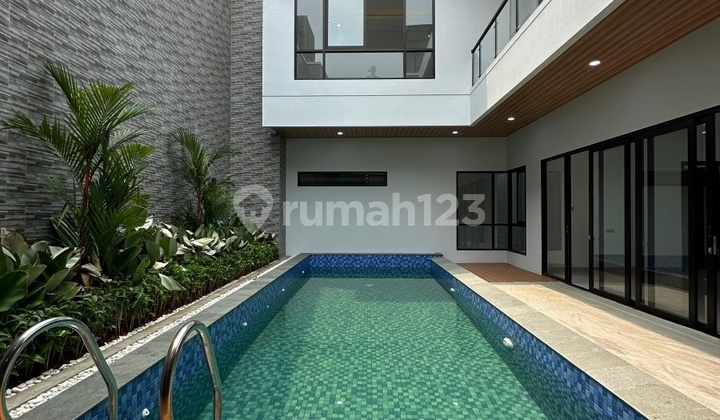 Rumah Modern Tropic di Jl Limau, Kebayoran Baru, Jaksel