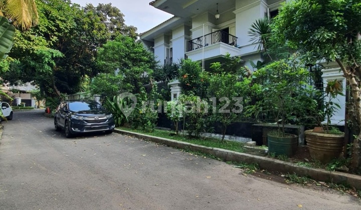 House on Jl Dempo, Gunung, Kebayoran Baru, in front of the park