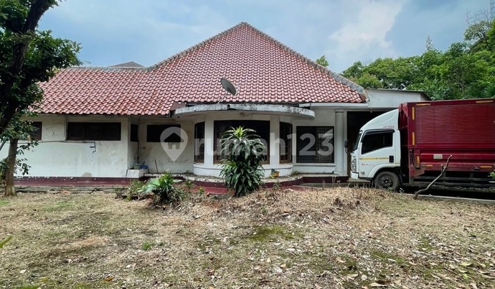 Rumah di Jl Martimbang, Kebayoran Baru, Jaksel Depan Taman