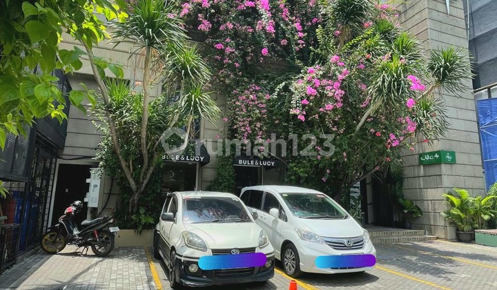 3-Story House in Pangpong, Kebayoran Baru 3-Story House in Pangpong, Kebayoran Baru