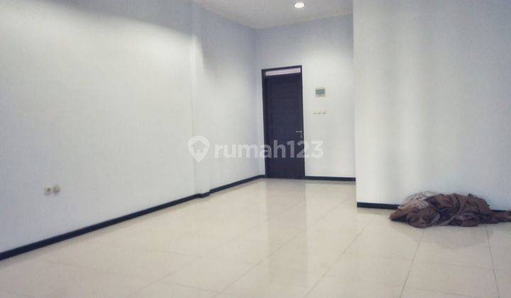 Rumah kontrakan 2 lantai depan jalan 4 mobil  2