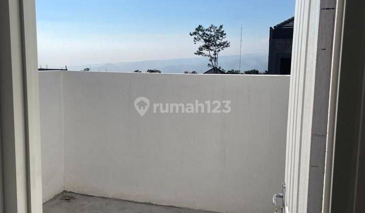 Rumah villa modern 2 lantai dekat kebun teh dan exit tol Lawang 2